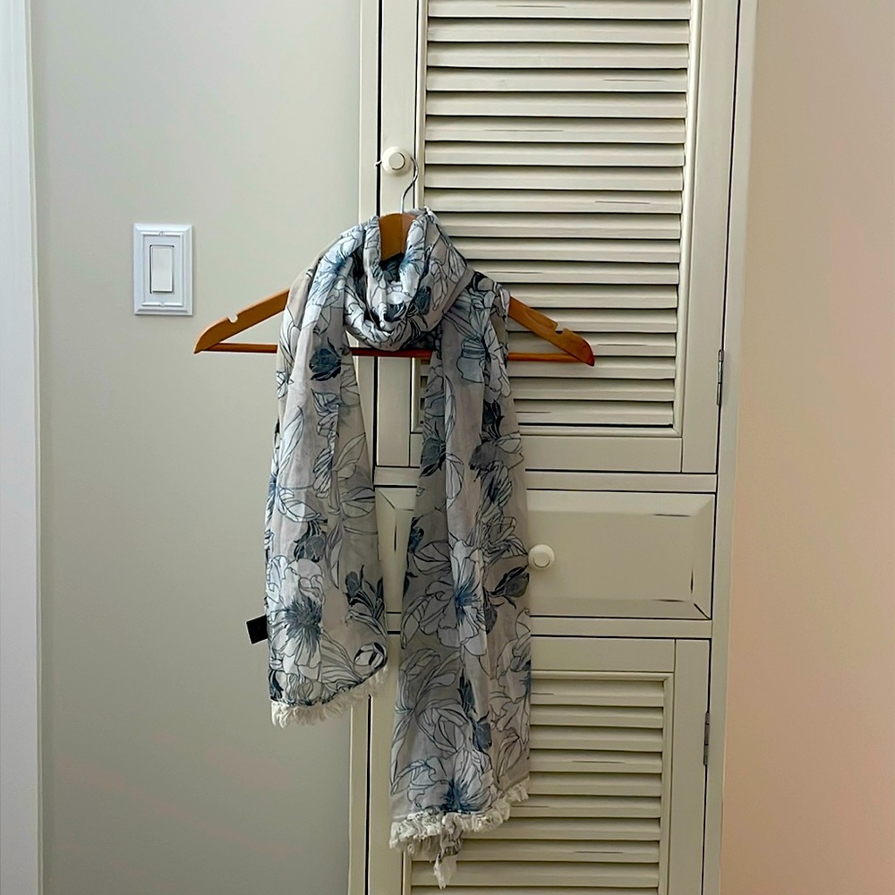 Cute floral scarf, barely worn!